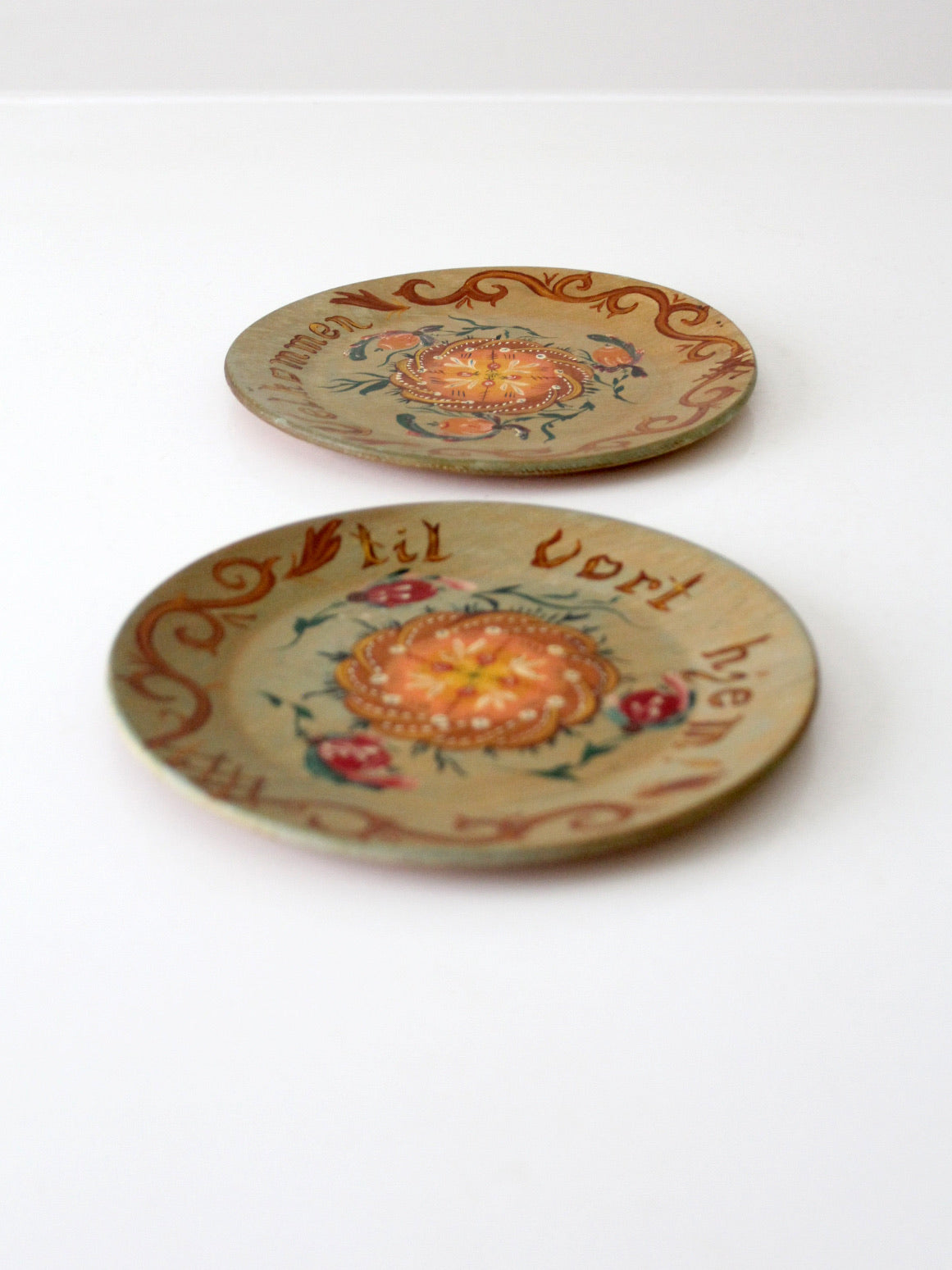 1950s Norwegian hand painted plates pair